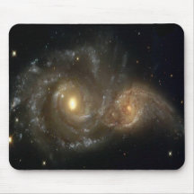 Zwei Spiralarme, die in Raum Mousepad zusammenstoß