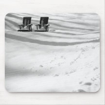 Zwei Stühle begraben im Schnee Mousepad