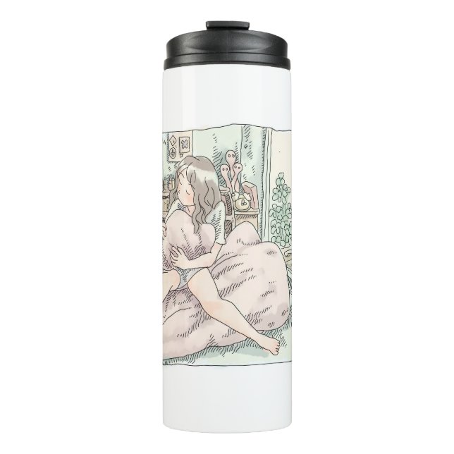 さなさやじ　ベランダのある部屋の窓際で布団の上でクッションを抱きしめて座る女性のイラスト THERMOSBECHER (Vorderseite)