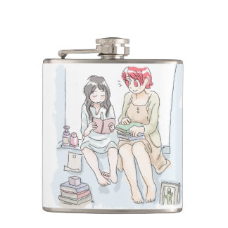 さむごなじ 水色のお部屋の窓際に座っておしゃべりをする二人の素足の女性のイラスト FLACHMANN