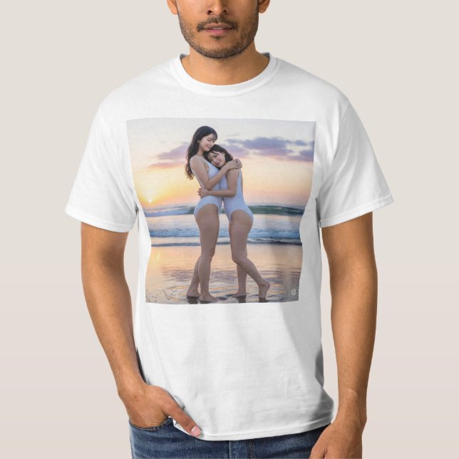 可愛い二人の美女が抱き合い愛を確かめ合っている T-Shirt (Vorderseite)