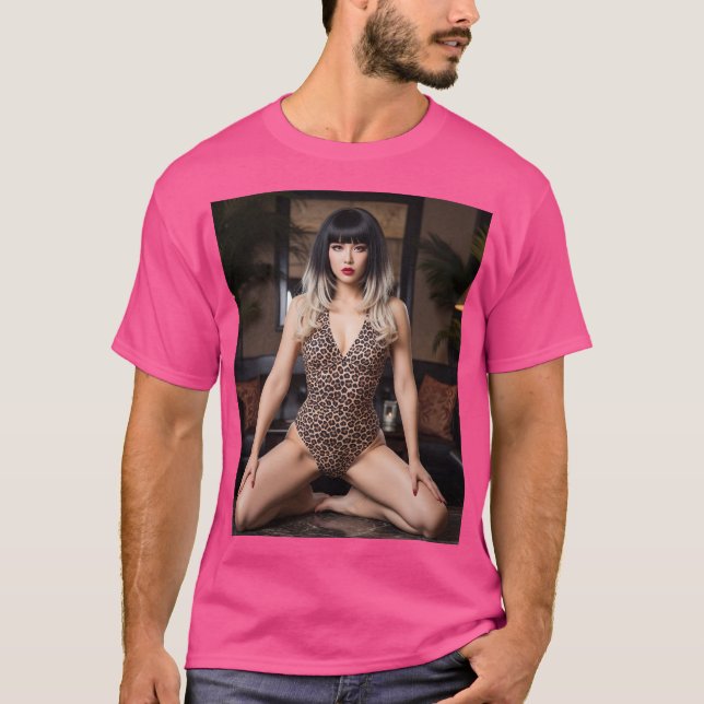 大胆なヒョウ柄水着でゴールドのメッシュワンポイントの似合う黒髪の女性 T-Shirt (Vorderseite)