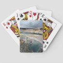 Suche nach loch in einem spielkarten Wasser