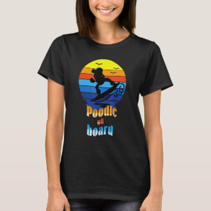 01 Schwarzer Pudel auf einem Surfbrett Hergestellt T-Shirt