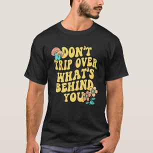0 Stolpern Sie nicht über das, was hinter Ihnen li T-Shirt