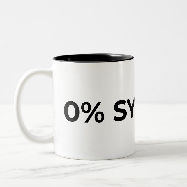 0% Synergy Typographic Minimalist  Zweifarbige Tasse (Links)