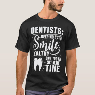 0 Zahnärzte halten Ihr Lächeln Gesund Ein Zahn Auf T-Shirt