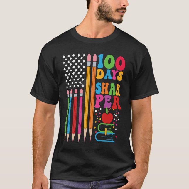 100 Days Sharper Flag Teacher Happy 100th Day Of S T-Shirt (Vorderseite)