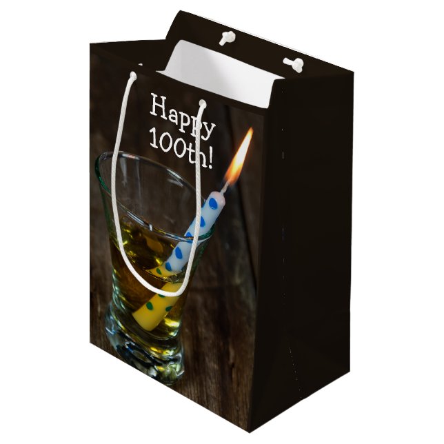 100. Geburtstagskandle aus Whiskey Glass Mittlere Geschenktüte (Vorderseite Schrägansicht)