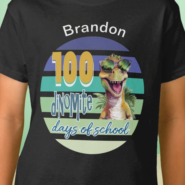 100 Tage der Schule Dinosaurier Student Mit Monogr T-Shirt (100 Days of School Dinosaur with monogrammed name. )