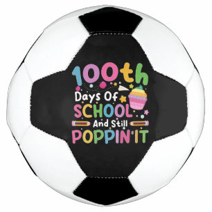 100 Tage Schule und noch immer Poppin-Mädchen Fußball