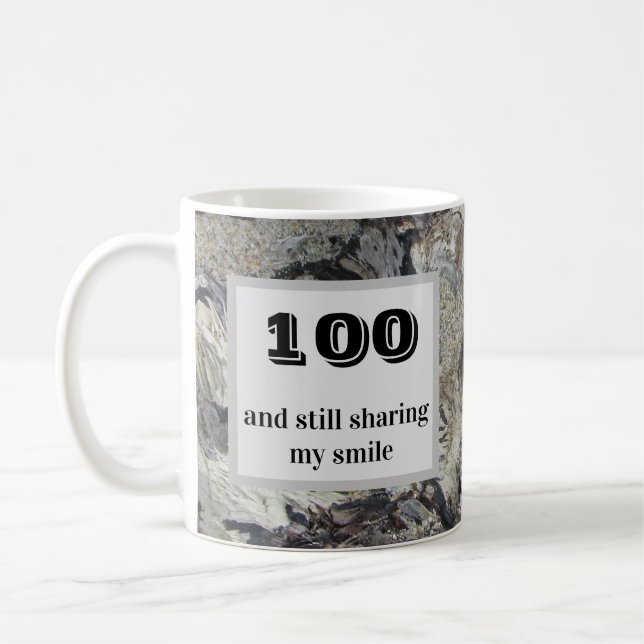 100 und immer noch lächeln 100. Geburtstag Kaffeetasse (Links)