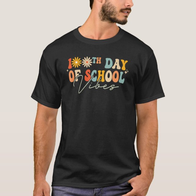 100th Day Of School Vibes Groovy Happy 100 Days Of T-Shirt (Vorderseite)