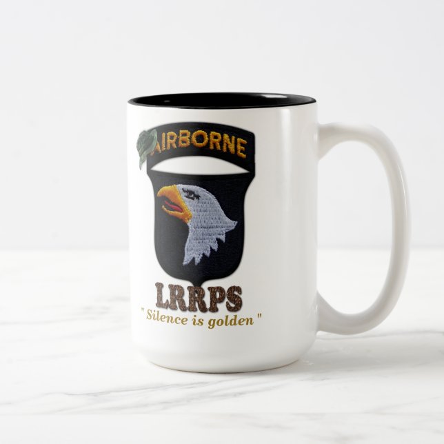 101. im Flugzeug schreiende Adler LRRPS LRRP Zweifarbige Tasse (Rechts)
