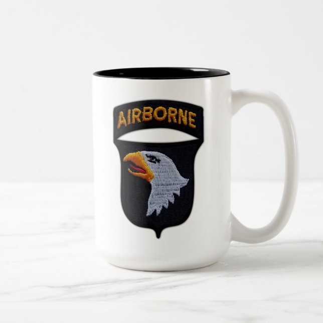 101st ABN im Flugzeug Zweifarbige Tasse (Rechts)