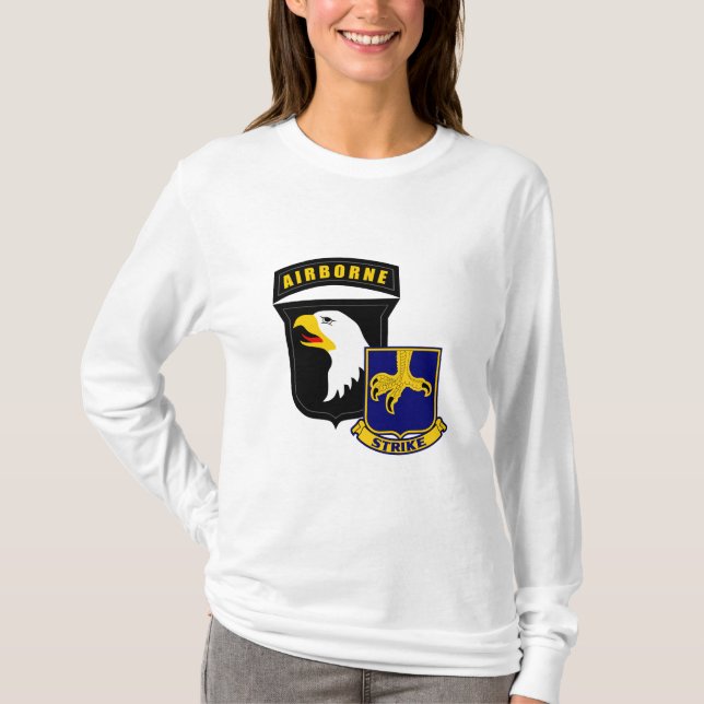 101st Im Flugzeug 502. Infanterie T-Shirt (Vorderseite)