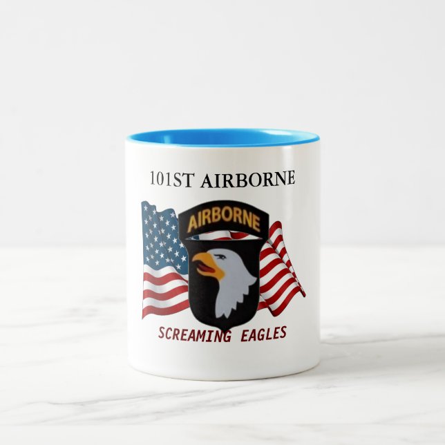 101ST IM FLUGZEUG SCHREIENDE ADLER-TASSE ZWEIFARBIGE TASSE (Mittel)