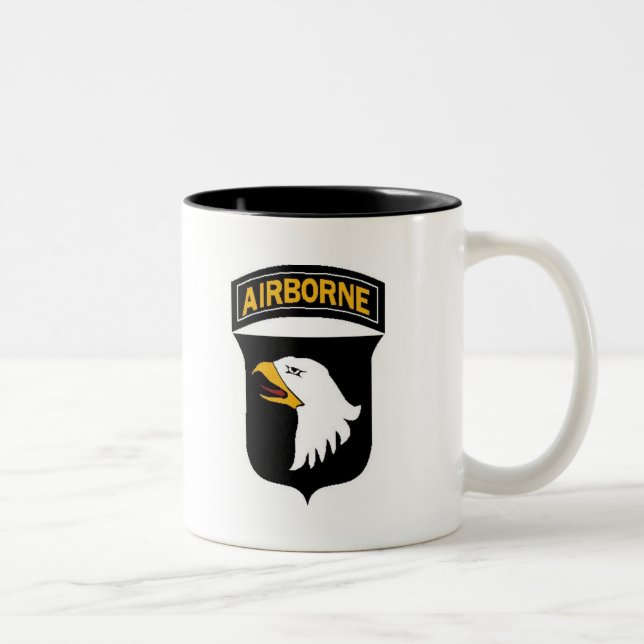 101st Im Flugzeug Tasse (Rechts)