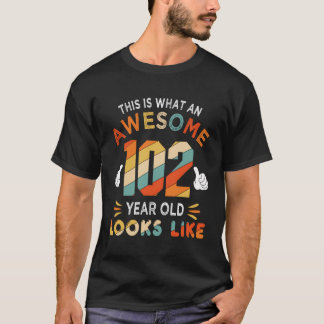 102. Geburtstagsgeschenke 102 Jahre alt sieht aus  T-Shirt