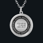 10. Hochzeitstag Metallic Silver & Black 2 Versilberte Kette<br><div class="desc">Eleganter 10. Hochzeitstag,  Gedenkklägen mit individualisierbarem Text. Metallisches Silber und Schwarz. Weißer Diamantenakzent.</div>