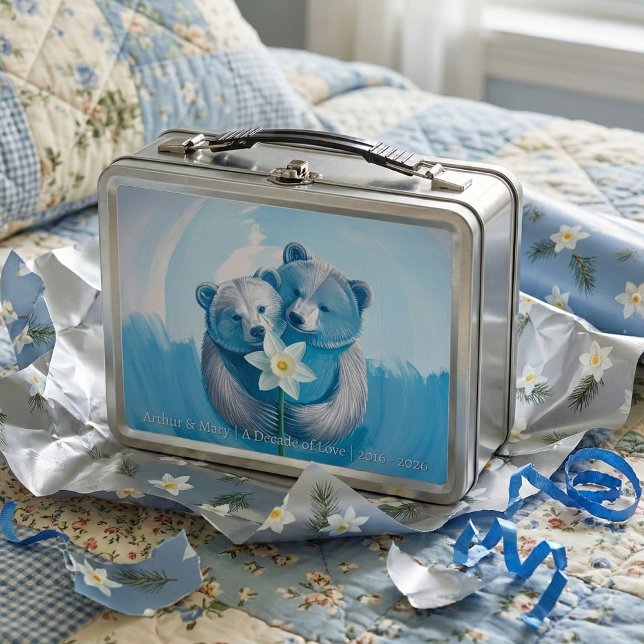 10. Zinnene Hochzeit Bären-Paar | Andenken Erinner Metall Brotdose (A silver and blue 10th wedding anniversary tin gift. Featuring a bear couple holding a daffodil)