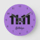 11:11 Glückszeit Lila Zahlen Personalisiert Runde Wanduhr (Front)