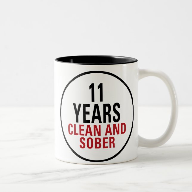 11 Jahre säubern und ernüchtern Zweifarbige Tasse (Rechts)