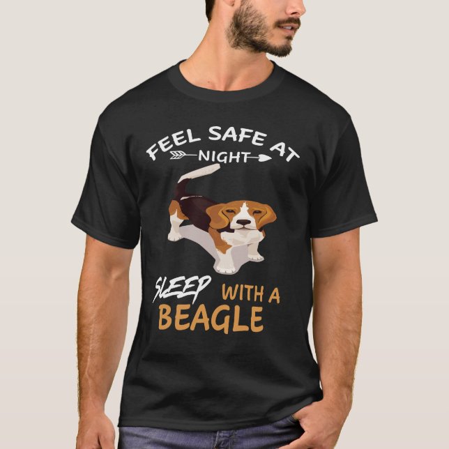 122 fühlen sich bei Nachtruhe mit Beagle sicher T-Shirt (Vorderseite)