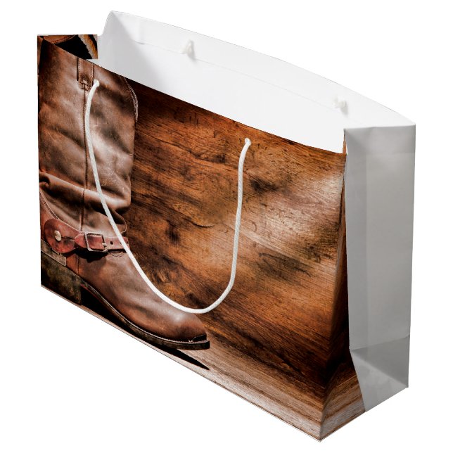 12.5lx4wx9h große Geschenktasche Cowboy Boots Barn Geschenktüte (Rückseite Schrägansicht)