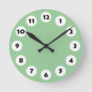 12 Spots - Black with White on Green 99CC99 Runde Wanduhr