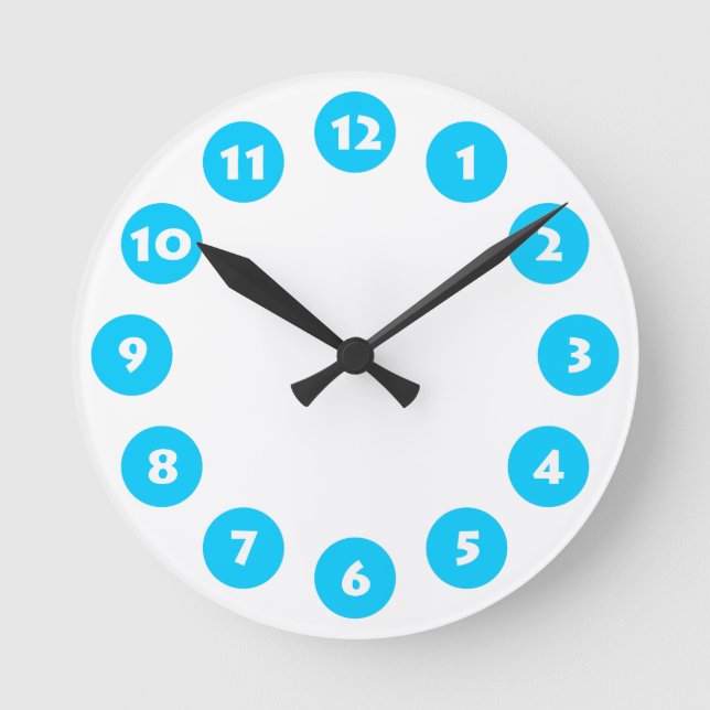 12 Spots - White mit Sky Blue auf White Runde Wanduhr (Vorderseite)