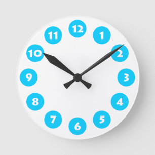 12 Spots - White mit Sky Blue auf White Runde Wanduhr