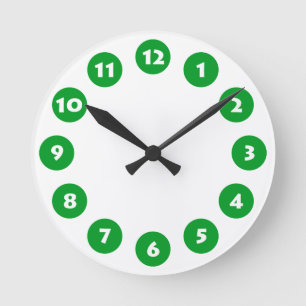 12 Spots - White with Grass Green on White Runde Wanduhr