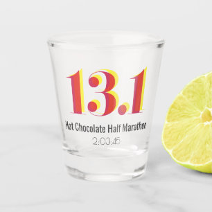 13.1 Halbmarathon mit fett gelbem roten Text Schnapsglas