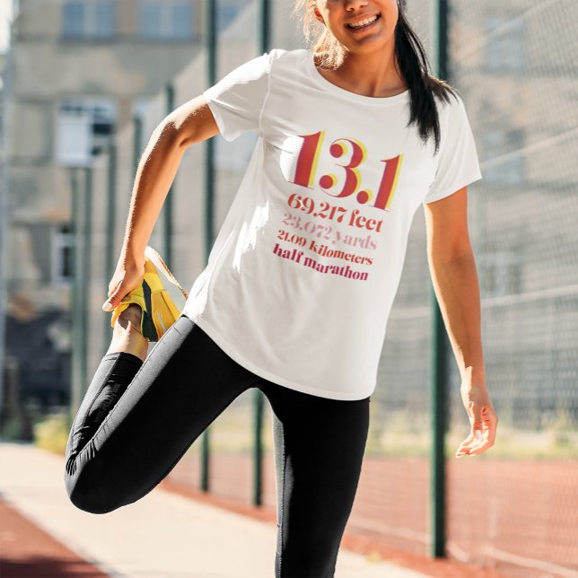 13,1 Halbmarathon Race Distance Bold Red T-Shirt (Von Creator hochgeladen)