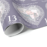 13. Hochzeitsjubiläum Spitzenherz Foto Packung Geschenkpapier<br><div class="desc">Spitzen Hochzeitstag Packpapier. Personalisieren Sie dieses Jubiläumsdokument mit Ihrem eigenen Foto und Verwandten oder Freunden Namen und Jubiläumsjahr. Aktuell liest To our Tochter und Schwiegersohn Happy Lace Wedding Jahrestag 13 Jahre. Spitzen-Effekt in einer Kontur Herzform gedruckte Grafik 13. Hochzeitspapier Jubiläum ideal zum Verpacken eines besonderen Geschenkes. Das 13. Jubiläum, das...</div>