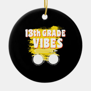 13. Klasse Vibes Shirt Zurück zur Schule Erster Ta Keramik Ornament