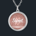 16 . Geburtstag Rosa Rose Gold Glitzer Personalisi Versilberte Kette<br><div class="desc">Geben Sie ihr einen Heftepunkt, um sich mit diesem 16 . Geburtstag Pink Rose Gold Glitzer Personalisiert Silver Plated Necklace zu erinnern. Es hat ein modernes Design und Imitat rosa Glitzer Hintergrund mit "Sweet 16" in Weiß und Rose-Matching Drehbuch-Schrift. Es ist mit dem Namen in der unteren Mitte angepasst. Das...</div>