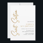 16 . Geburtstag White and Gold Script 16. Geburtst Einladung<br><div class="desc">Moderne und luftige 16 Einladungen mit handgeschriebener Schrift. Typenbasiertes Design mit Imitaten goldenen Akzenten. Bitte beachten Sie: Der Goldene Effekt wird durch eine qualitativ hochwertige Grafik repliziert. Es wird keine echte Folie verwendet.</div>
