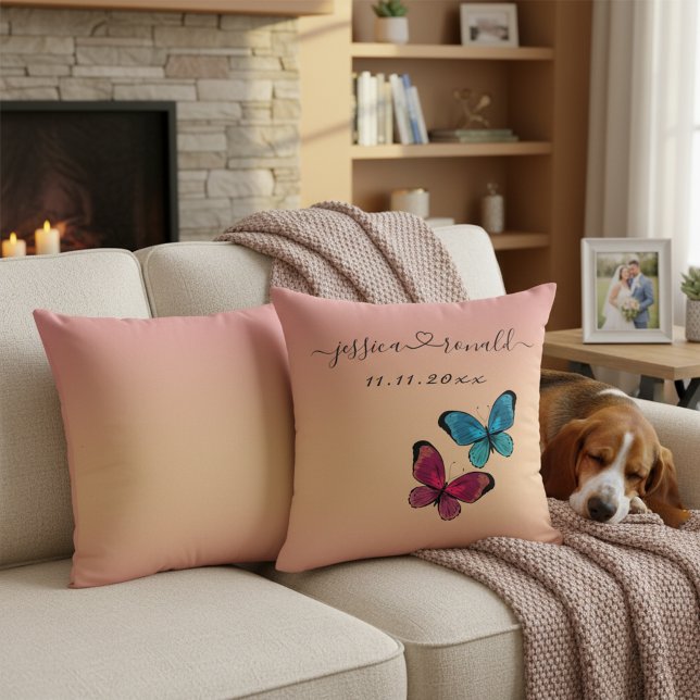 16x16 Rose Goldnamen und Date Wedding Throw Kissen (Rose gold wedding pillow with custom names connected with a heart, wedding date and butterflies.)