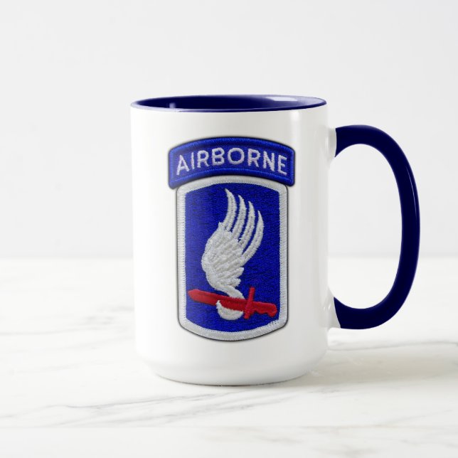 173. ABN BDE Im Flugzeug Brigade Sky Soldiers Vets Tasse (Rechts)