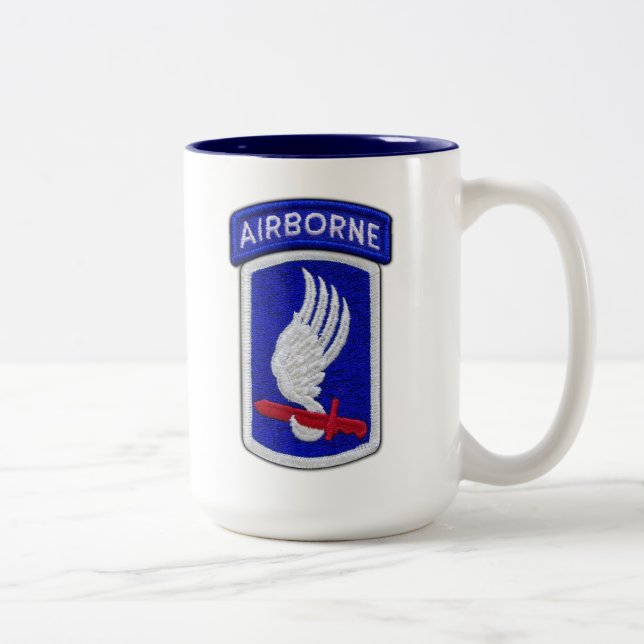 173. Im Flugzeug Brigade Veterans Patch Zweifarbige Tasse (Rechts)