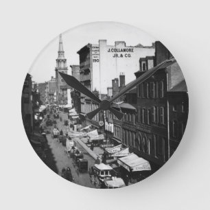 1859: Verkehr und Geschäfte auf Washington-Straße Runde Wanduhr