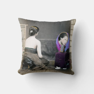 1870 Japanische Frau im Dressing Room Kissen