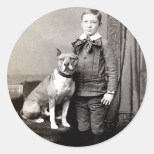 1890 Junge und sein American Staffordshire Terrier Runder Aufkleber