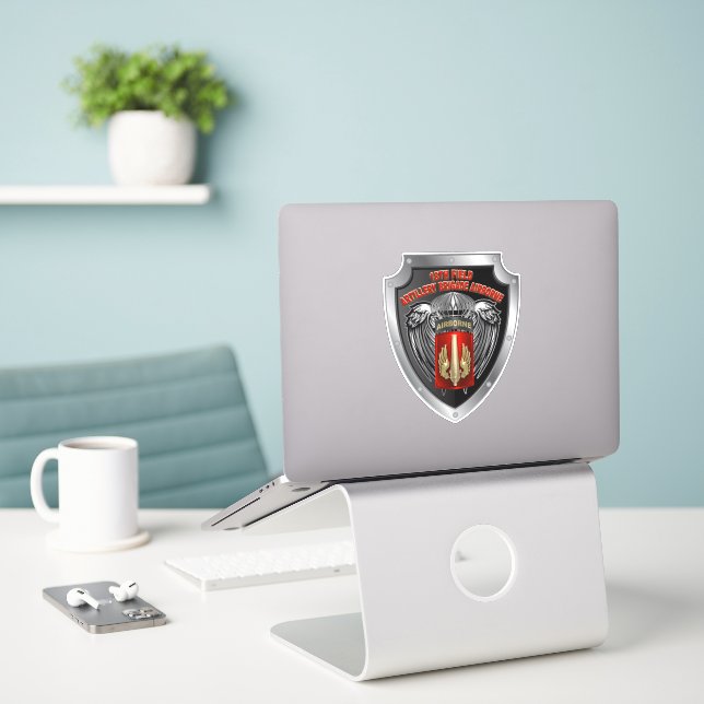 18. Field Artillery Brigade Im Flugzeug Aufkleber (Laptop auf Schreibtisch)