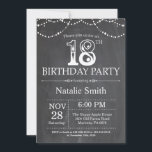 18. Geburtstag Einladungs-Chalkboard String Lights Einladung<br><div class="desc">18. Geburtstag Einladung mit Schwarz-Weiß-Chalkboard Hintergrund. String Lights. Erwachsener Geburtstag. Männer oder Frauen zum Geburtstag.
Für weitere Anpassungen klicken Sie bitte auf die Schaltfläche "Anpassen" und verwenden Sie unser Designwerkzeug,  um diese Vorlage zu ändern.</div>