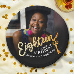 18. Geburtstag Foto Gold schwarz Pappteller<br><div class="desc">Achtzehn goldene Schrift und 18 Schlüssel zur Tür Foto Party Papierplatte. Personalisieren Sie dieses 18. Geburtstagsskript Foto Geburtstagsdesign mit Ihrem eigenen Geburtstagsmädchen und zwei Fotos Ihres Geburtstagsmädchens, eines auf beiden Seiten großartig für eine Zeit und dann Foto-Gelegenheit. Andere Jahre und passende Artikel sind verfügbar und können auf Anfrage erstellt werden....</div>