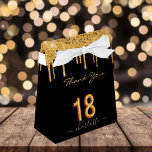 18. Geburtstag Glitzer Tropfen Schwarzes Gold Viel Geschenkschachtel<br><div class="desc">Elegant, klassisch, glamourös und mädchenhaft für eine 18. Geburtstagsfeier. Ein schicker schwarzer Hintergrund. Dekoriert mit Imitaten vergoldeten Glitzer-Tropfen, Farbe tropfend aussehen. Personalisieren und einen Namen hinzufügen. Mit dem Text: Vielen Dank und der Geburtstagsmädchen-Name. Der Name ist mit einem modernen, goldfarbenen handgeschriebenen Stilskript mit Schrägstrichen geschrieben. Nummer 18 wird mit einem...</div>