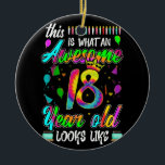 18. Geburtstag Phantastisch 18 Jahre alt sieht aus Keramik Ornament<br><div class="desc">Phantastische T Ideen Menschen, die im Jahr 2004 Retro Vintage klassische alte Schule 18. Phantastische T Ideen für Männer Frauen. 18 Jahre alt phantastischer Vintager Geburtstag. Vollkommene Geburtstagsdekoration. Ihre Geburtstagsparty wird lustig, phantastisch, episch und legendär sein. Set zum Geburtstag Ihres geliebten Kindes. Vater & Mama, Großvater & Großmutter, Onkel &...</div>